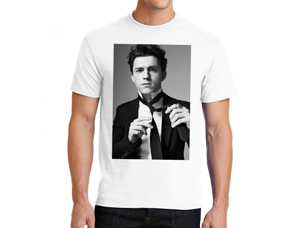 15093_P_nsk__tri_ko_Tom_Holland_oblek_MAIN