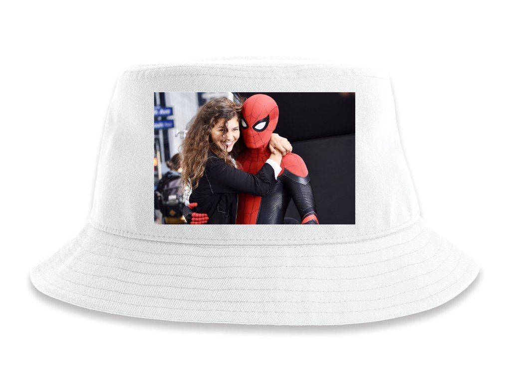 Zendaya a Spiderman čiapka