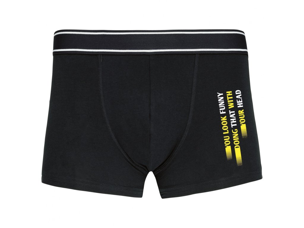 Boxerky. Vyzeráš divne, keď nakloníš hlavu.